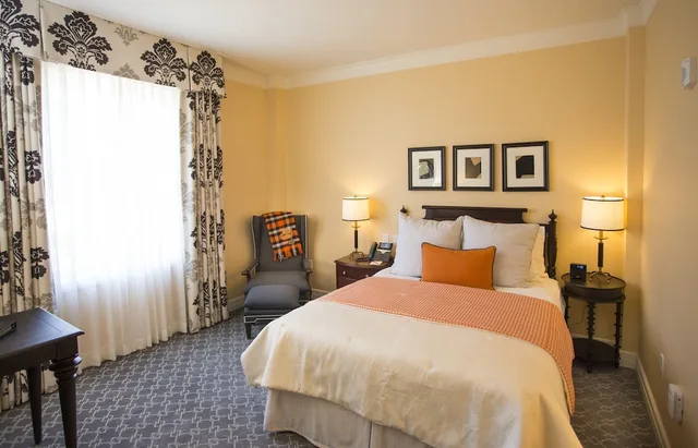 غرفة كلاسيكية بإطلالة على الحديقة مفردة بسرير كوين، The Atherton Hotel At OSU 1/4