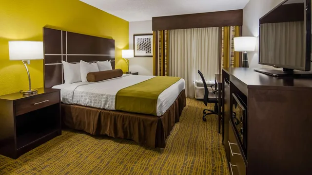 غرفة بسرير كينج لذوي الإعاقة، Best Western Plus Hanes Mall Hotel 3/3