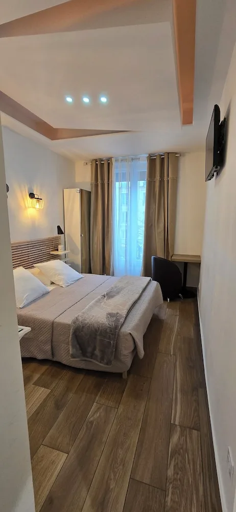 Standard, Queen Bed, No Elevator، CAMELIA PRESTIGE - PLACE DE LA NATION 3/10