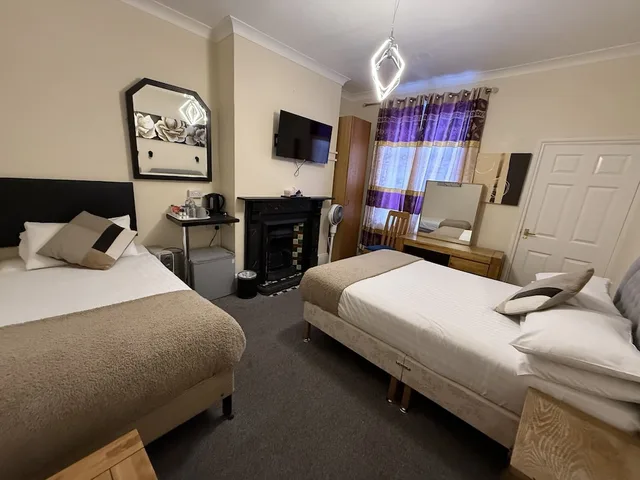 غرفة قياسية ثلاثية بسرير مزدوج وسرير فردي، Diamonds Guest House 4/10