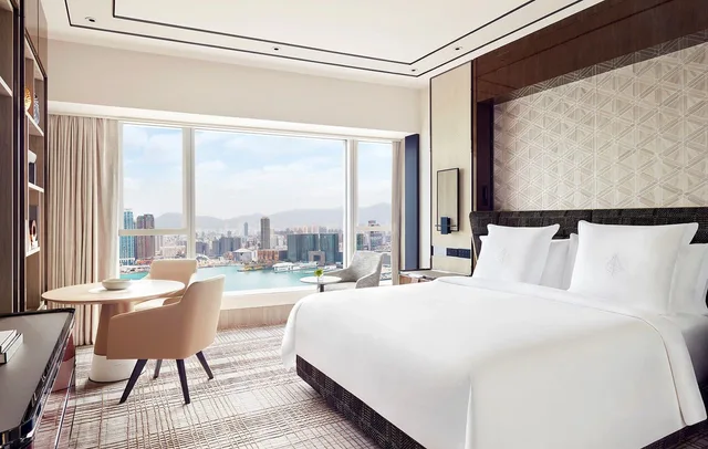 غرفة ديلوكس بسرير كينج بإطلالة على المرفأ، Four Seasons Hotel Hong Kong 1/3