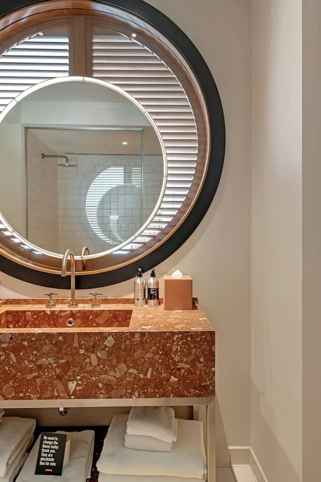 جناح بسرير كينج، The Standard, Brussels 3/5