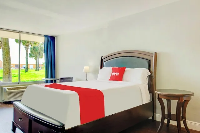 غرفة بسرير كينج، OYO Hotel Dundee By Crystal Lake 1/8