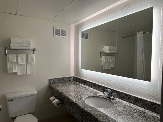 جناح بسرير كينج مع أريكة، Quality Inn & Suites Everett, WA 6/10