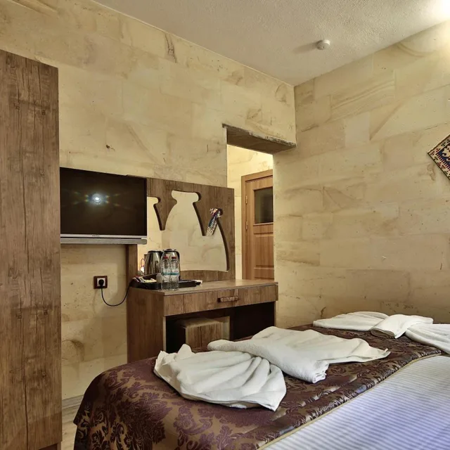 Stone, King Bed، Yusuf Bey House 6/10