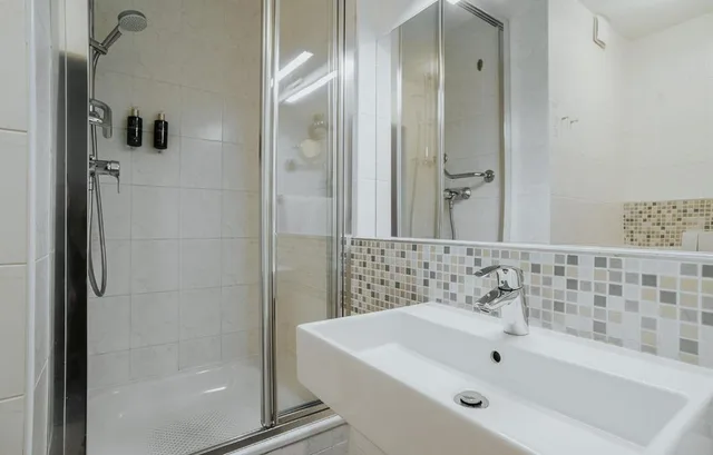 Room, Double or Twin Bed, Pool Access, Small، OREA HOTEL PYRAMIDA 1/3