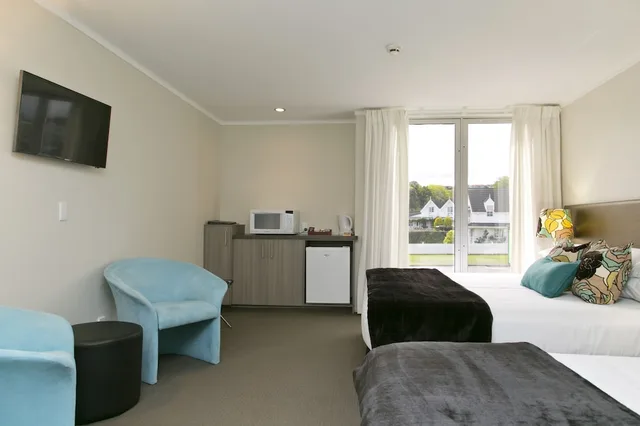 Studio, Triple, 1 King and 1 Single Beds, The Cove Taupo 3/4