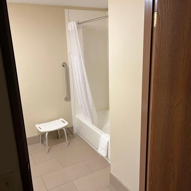 غرفة بسرير كوين بحوض استحمام لذوي الإعاقة، Wingate by Wyndham Clearfield 10/10