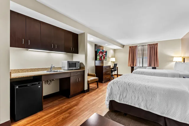 جناح بسريرين كوين بمطبخ صغير، Red Roof Plus Suites Malone 1/7