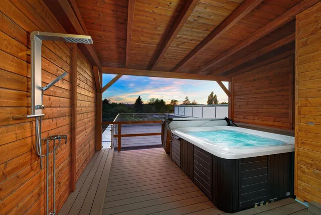 Wellness, King Bed, Sauna, Hot Tub، Hotel Aura Design & Garden Pool 1/8