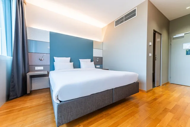 غرفة كومفورت بسرير كوين، B&B Hotel Lausanne Crissier 2/4