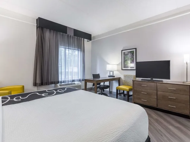 غرفة ديلوكس بسرير كينج، La Quinta Inn & Suites by Wyndham Atlanta Alpharetta 1/10