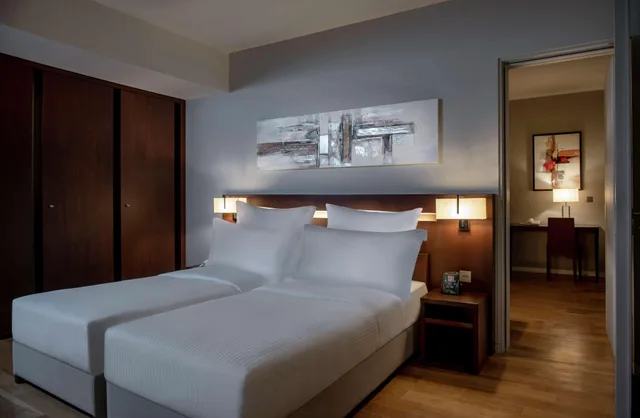 جناح تنفيذي بسرير كينج بغرفتي نوم، Hilton Beirut Downtown 1/6