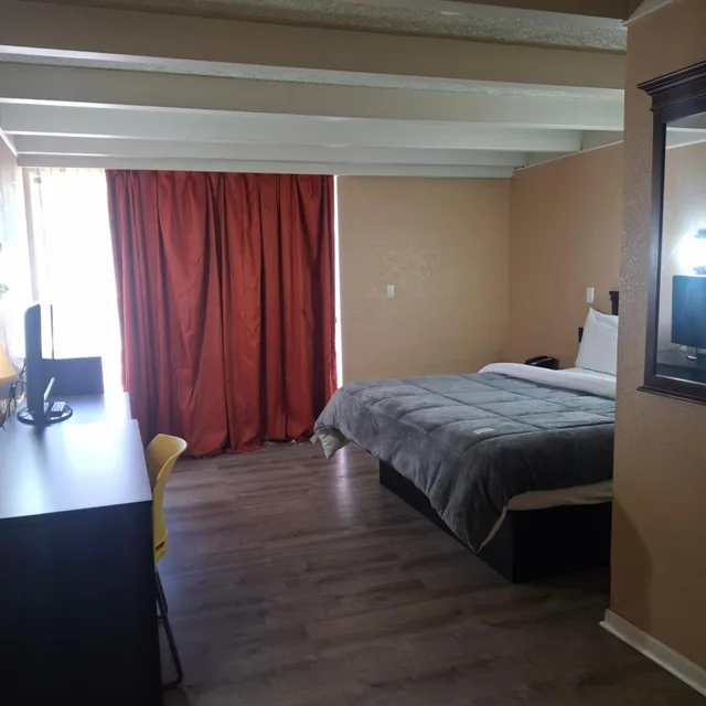 Room, King Bed, Howard Johnson 2/9