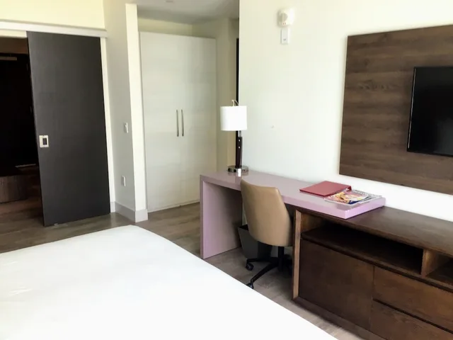 شقة ديلوكس بسرير كينج بإطلالة على البحر بغرفة نوم واحدة مع أريكة، CH Luxury Condos & Studios On The Beach 6/10
