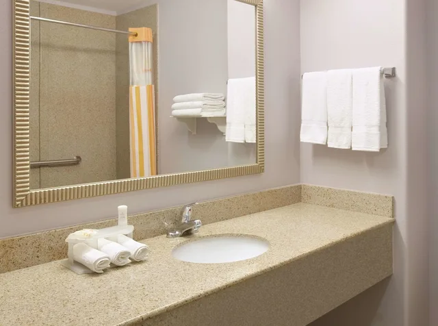 غرفة بسرير كينج، La Quinta Inn & Suites by Wyndham Corsicana 4/4