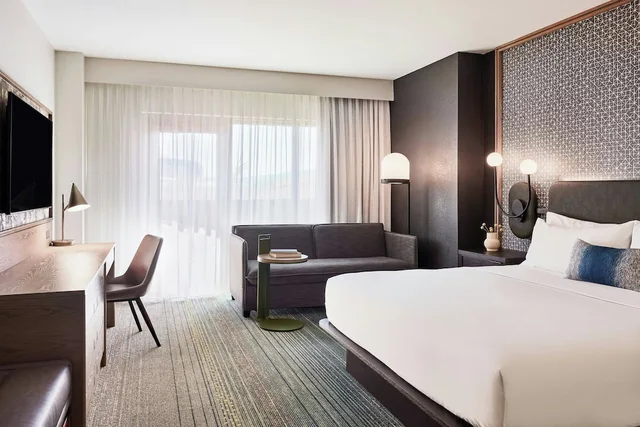 غرفة بريميوم بسرير كينج، Renaissance Phoenix Glendale Hotel And Spa 1/8