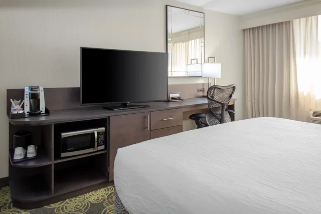 غرفة بسرير مزدوج بغرفة نوم واحدة، Hilton Garden Inn Reagan National Airport 1/1