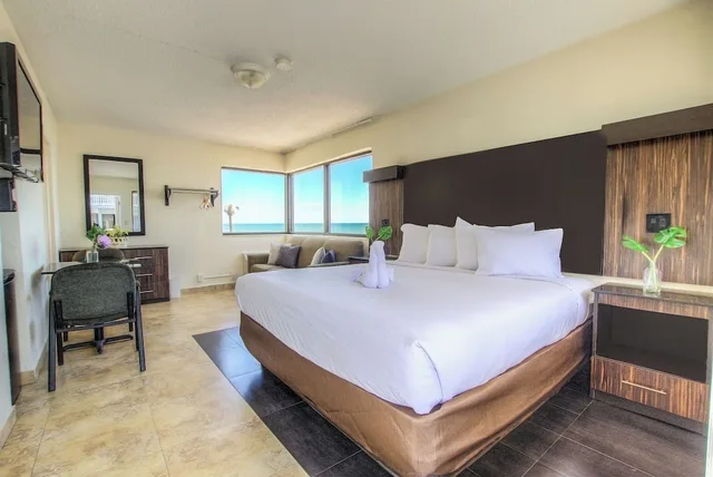 غرفة قياسية بسرير كينج بإطلالة على البحر، La Bella Oceanfront Inn 1/1