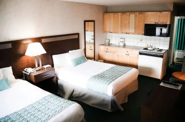 غرفة بسريرين مزدوجين، Ramada by Wyndham Quesnel 2/4