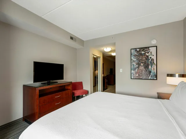 Junior Suite, King Bed, Hilton Garden Inn Winchester 1/3