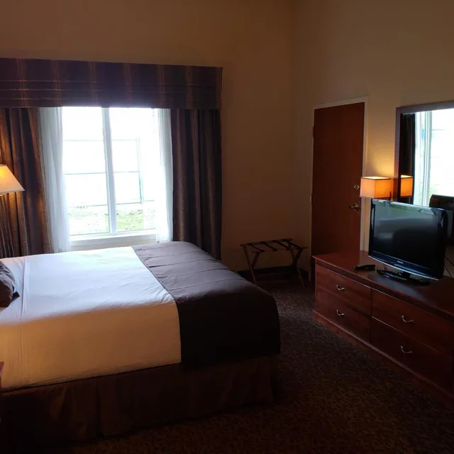 غرفة بسرير كينج وسرير كوين لذوي الإعاقة، Wingate by Wyndham Edmonton West 3/8
