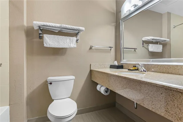 جناح بسرير كينج مع أريكة، Best Western Plus Hiawatha Hotel 2/3