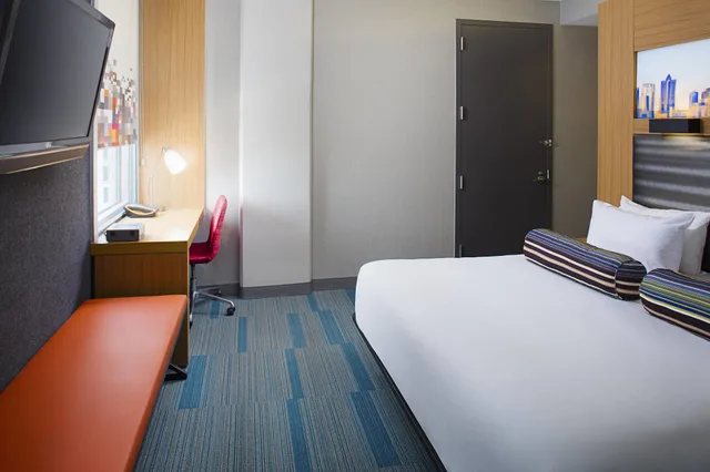 Room, King Bed, City View, Aloft Charlotte City Center 4/5