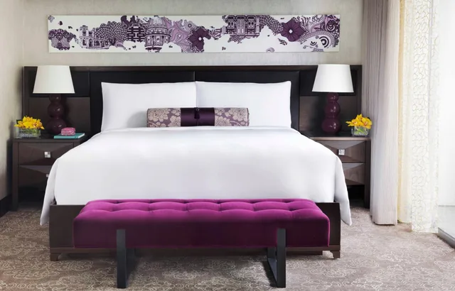Signature, Suite, King Bed, Pool or City View, 2 Balconies, Corner، Fairmont Singapore 1/6