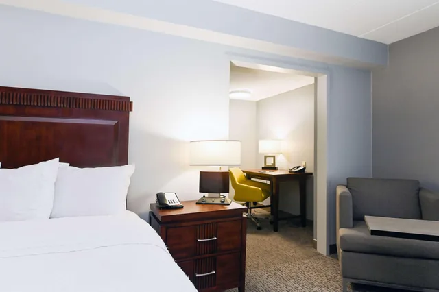 جناح بسرير كينج بغرفة نوم واحدة مع أريكة، Hampton Inn Lexington Park 3/4