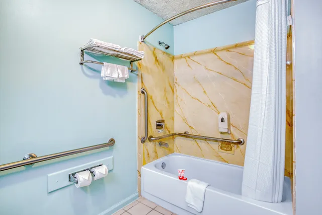 جناح بسرير كينج، OYO Townhouse Tulsa Woodland Hills 4/4