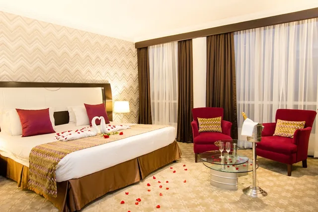 غرفة ديلوكس بسرير مزدوج وسرير فردي بإطلالة على المتنزه، Panari Hotel 2/3