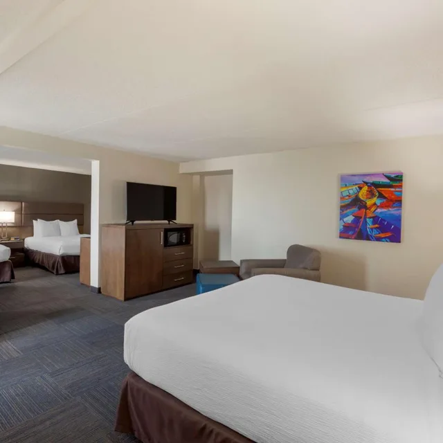 غرفة بسرير كينج وسريرين كوين، Best Western Plus Toronto Airport Hotel 3/12