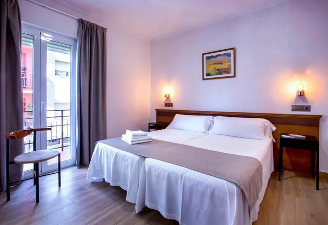 غرفة بسرير مزدوج أو سريرين منفصلين بشرفة، Hotel Ramis 2/10