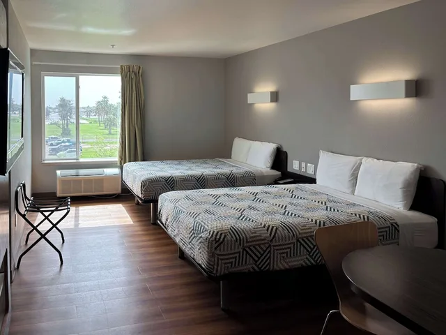 غرفة قياسية بسريرين مزدوجين، Motel6 Weslaco, TX 2/8