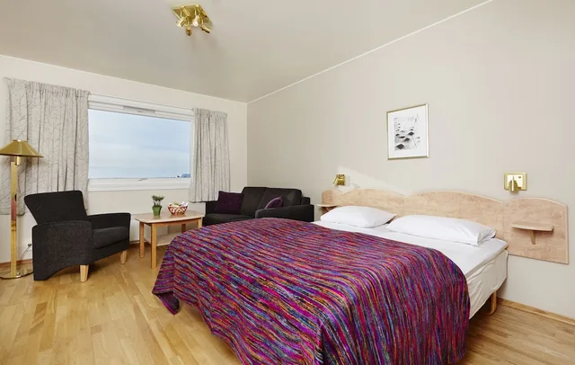 غرفة سوبيريور بسرير كوين مع أريكة بحوض استحمام، STOREFJELL RESORT HOTEL 3/5