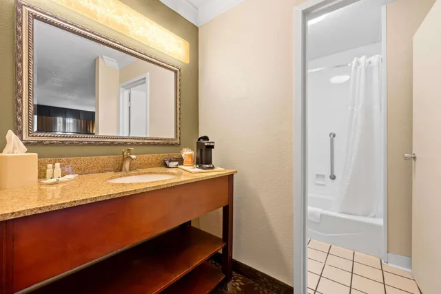 غرفة بسرير كوين بحوض استحمام لذوي الإعاقة، Quality Inn Morgan City 3/3