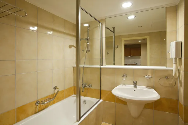 Studio, Twin Beds, Alexandra Hotel 3/4