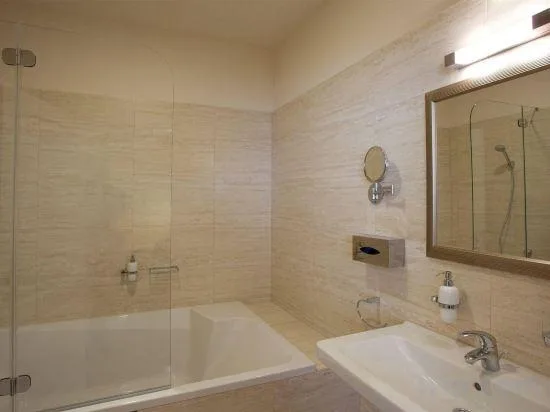 جناح جونيور، Barokk Hotel Promenad Gyor 1/1