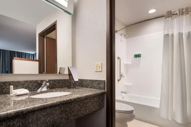 Room, Quadruple, Bay View, Courtyard Seattle Downtown Pioneer Square 4/5
