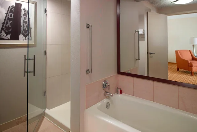 جناح بسريرين مزدوجين بغرفة نوم واحدة مع أريكة، Atlanta Marriott Suites Midtown 3/3
