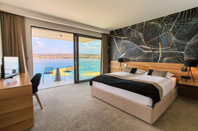 جناح رئاسي بسرير كينج بإطلالة على البحر بشرفة مع أريكة بجاكوزي، Hotel Villa Margaret 1/4