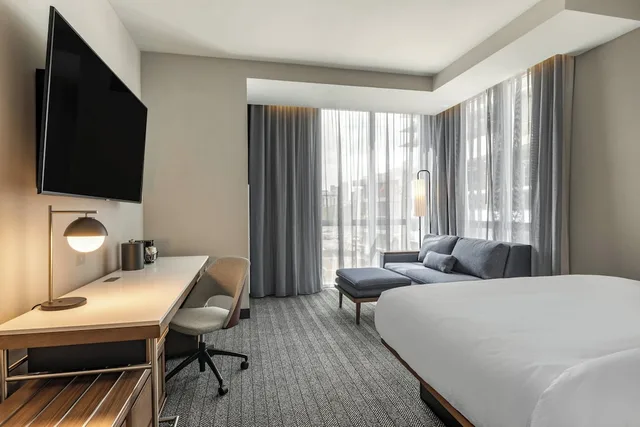 غرفة ركنية بسرير كينج مع أريكة، Courtyard by Marriott Fort Lauderdale Downtown 2/3
