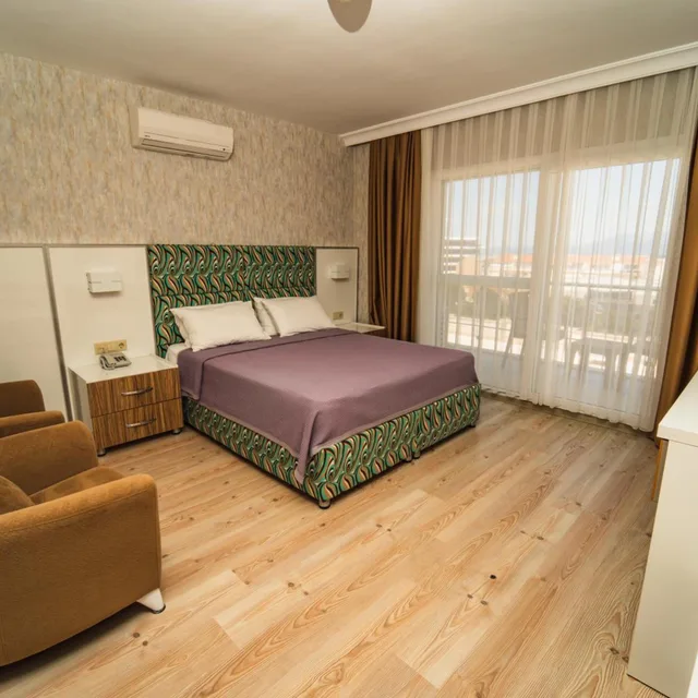 جناح جونيور، Twins Hotel 4/8