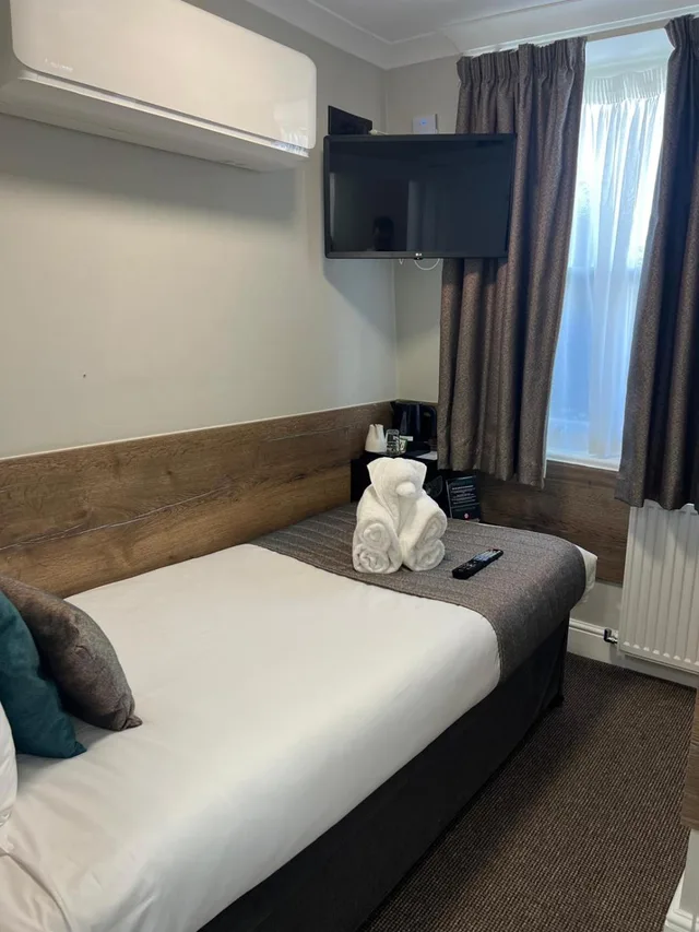 غرفة سوبيريور مفردة، Tudor Court Hotel 5/18