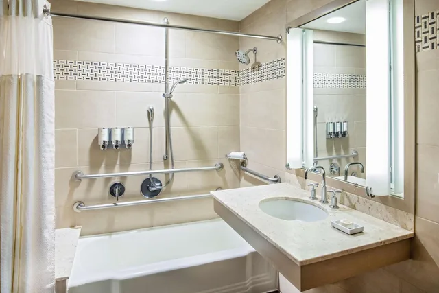 Room, King Bed, River View, Bathtub, East Tower, Accessible, The Royal Sonesta Boston 3/3