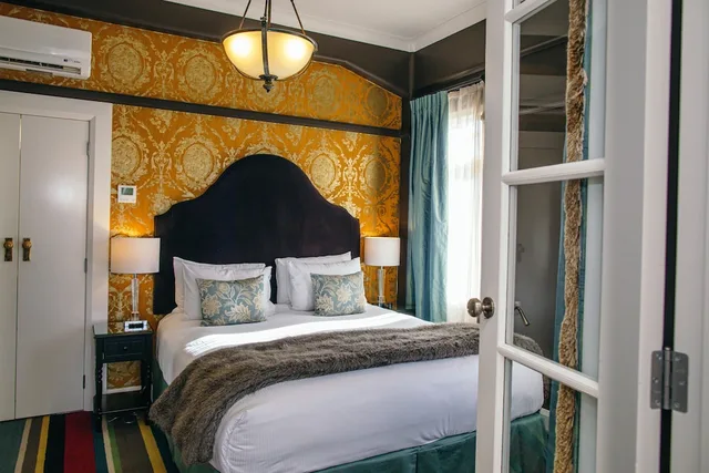 جناح ملكي بسرير كينج بإطلالة جزئية على البحر، Art Deco Masonic Hotel 2/7