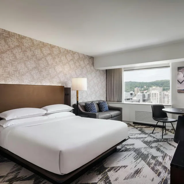 غرفة ديلوكس بسرير كينج مع أريكة، Le Centre Sheraton 1/6