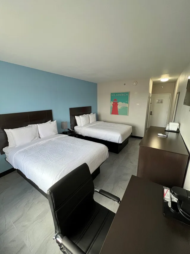 غرفة بسريرين مزدوجين، Travelodge by Wyndham Ozone Park 2/3