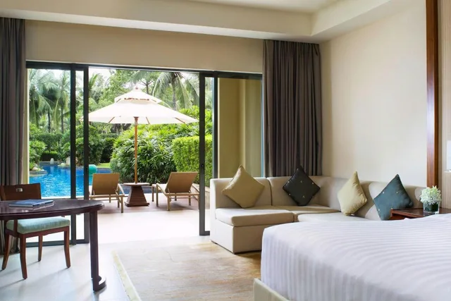 Guest Room, King Bed, Courtyard View, Pool Side, Balcony, Pool Access، The Ritz-Carlton Sanya, Yalong Bay 1/4